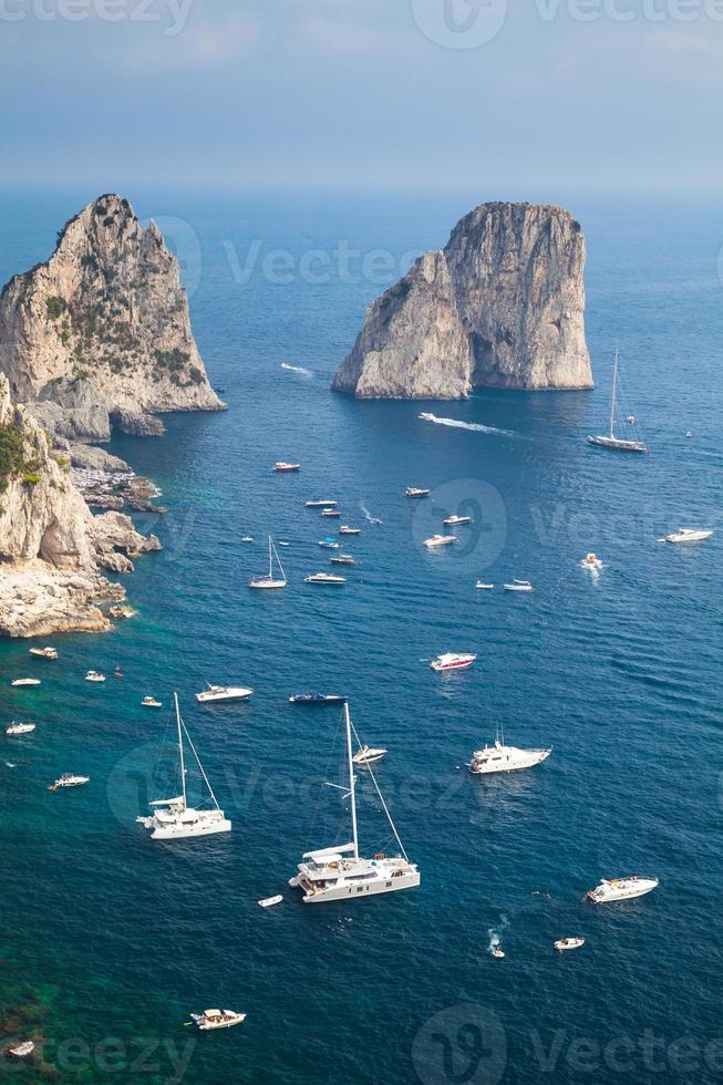 faraglioni klippor på ön Capri, Italien. vertikal foto