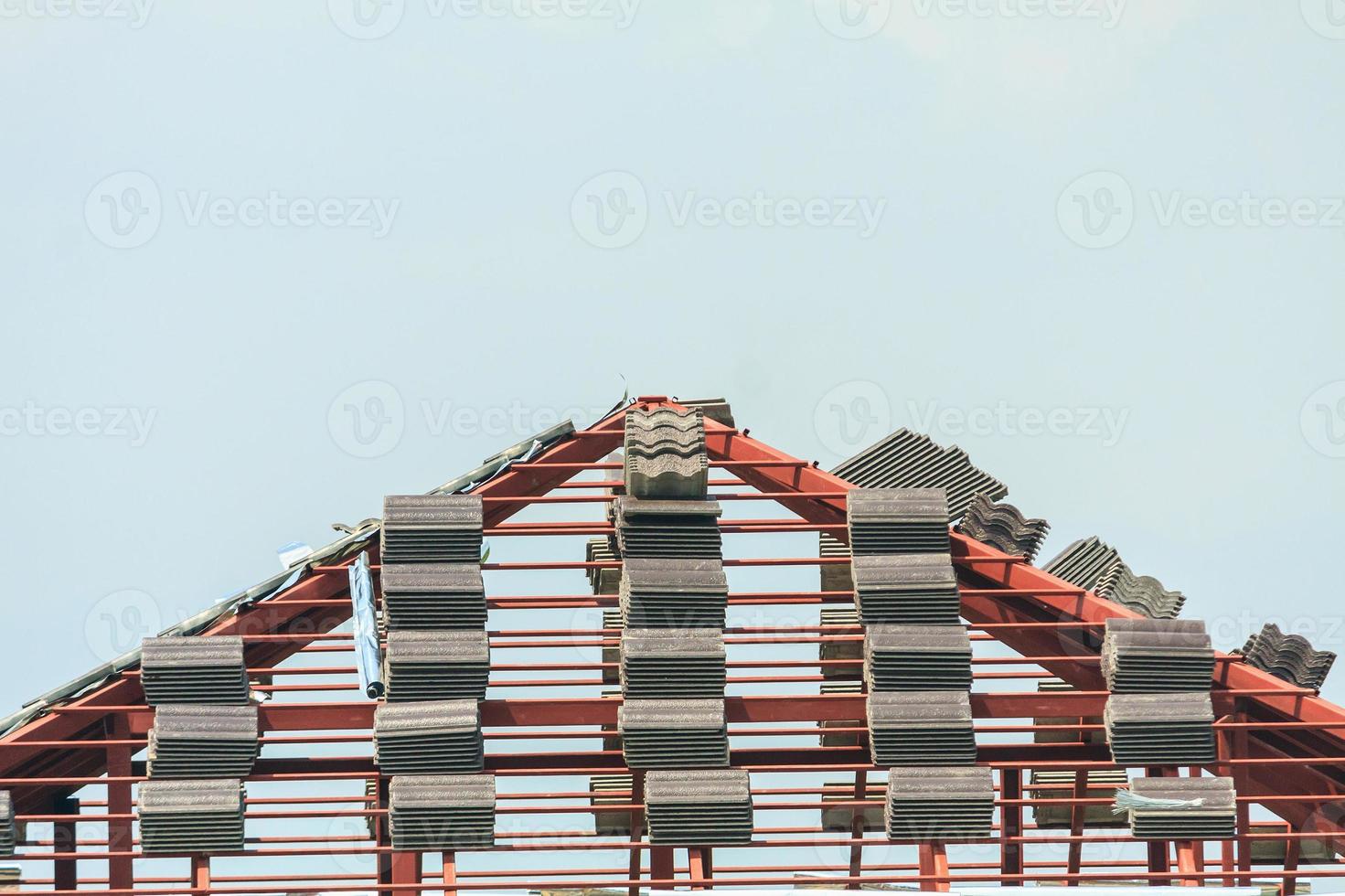 takhuskonstruktion med massor av kakel förbereda för installation foto