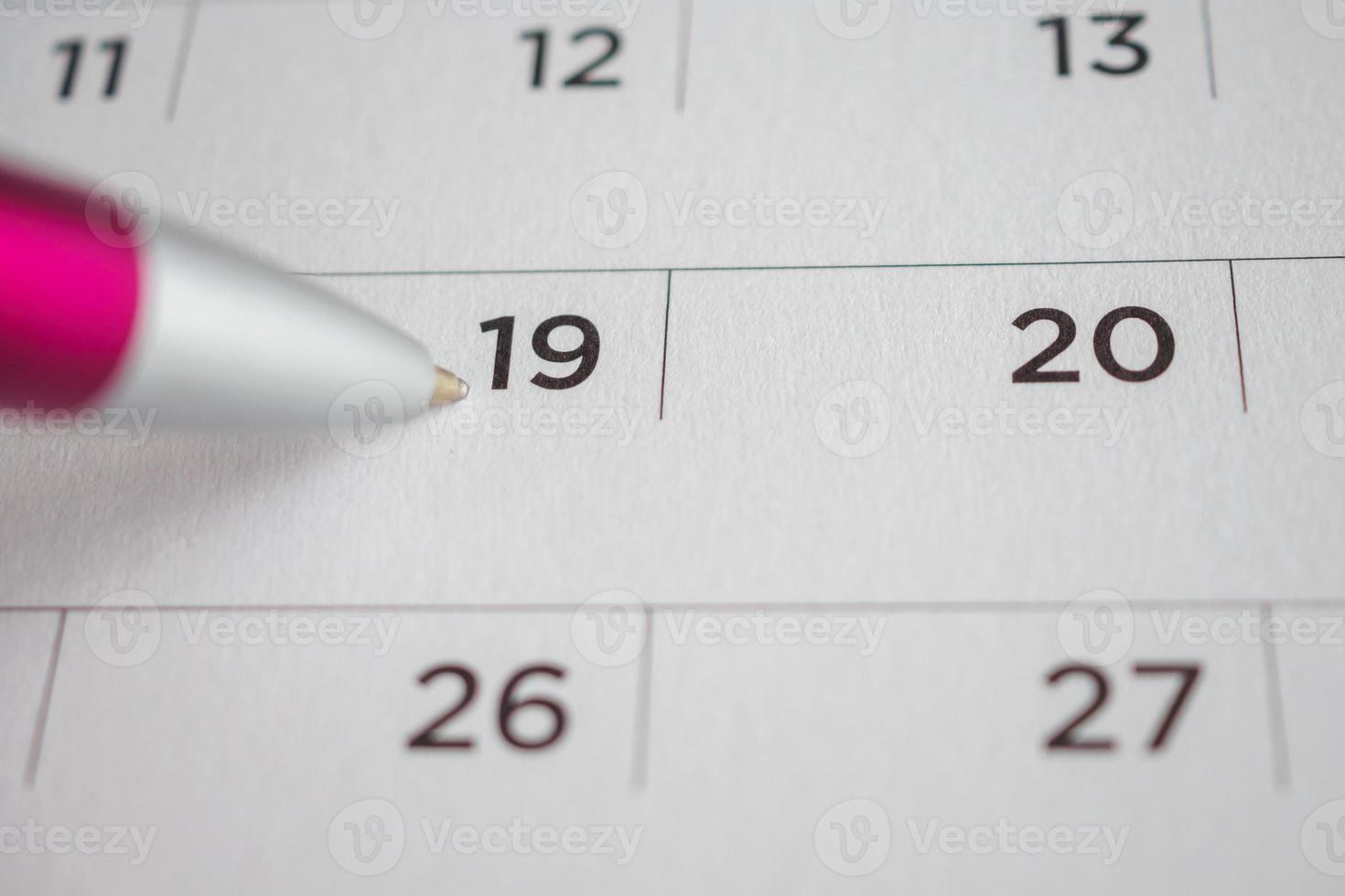 kalender sida med penna punkt på 19:e datum foto
