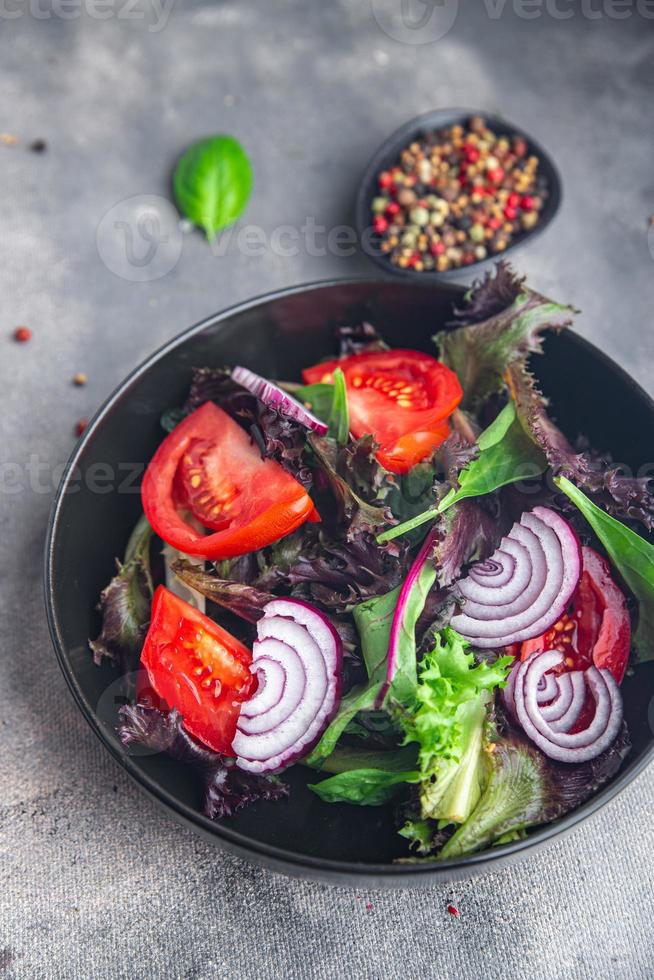 tomat sallad vegetabiliska friska måltid mat mellanmål diet på de tabell kopia Plats mat bakgrund rustik topp se keto eller paleo diet veggie vegan eller vegetarian mat foto