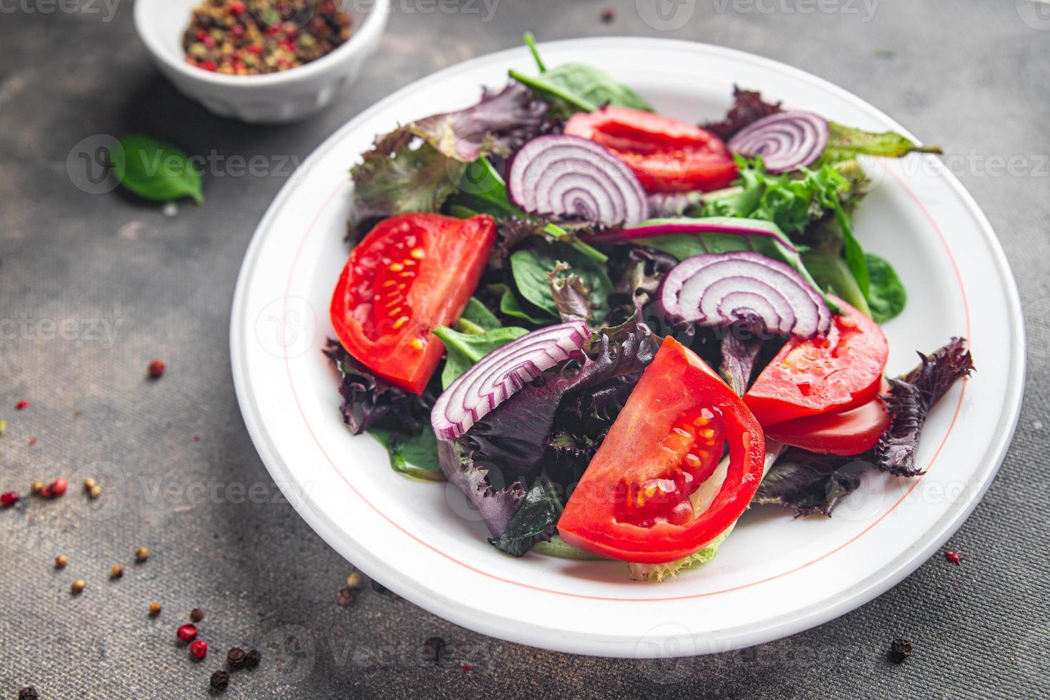 tomat sallad vegetabiliska friska måltid mat mellanmål diet på de tabell kopia Plats mat bakgrund rustik topp se keto eller paleo diet veggie vegan eller vegetarian mat foto