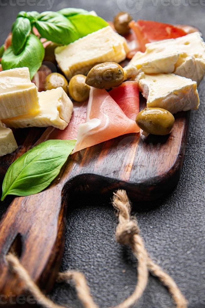 kött tallrik eller ost tallrik jamon, ost, oliver friska måltid mat mellanmål på de tabell kopia Plats mat bakgrund foto