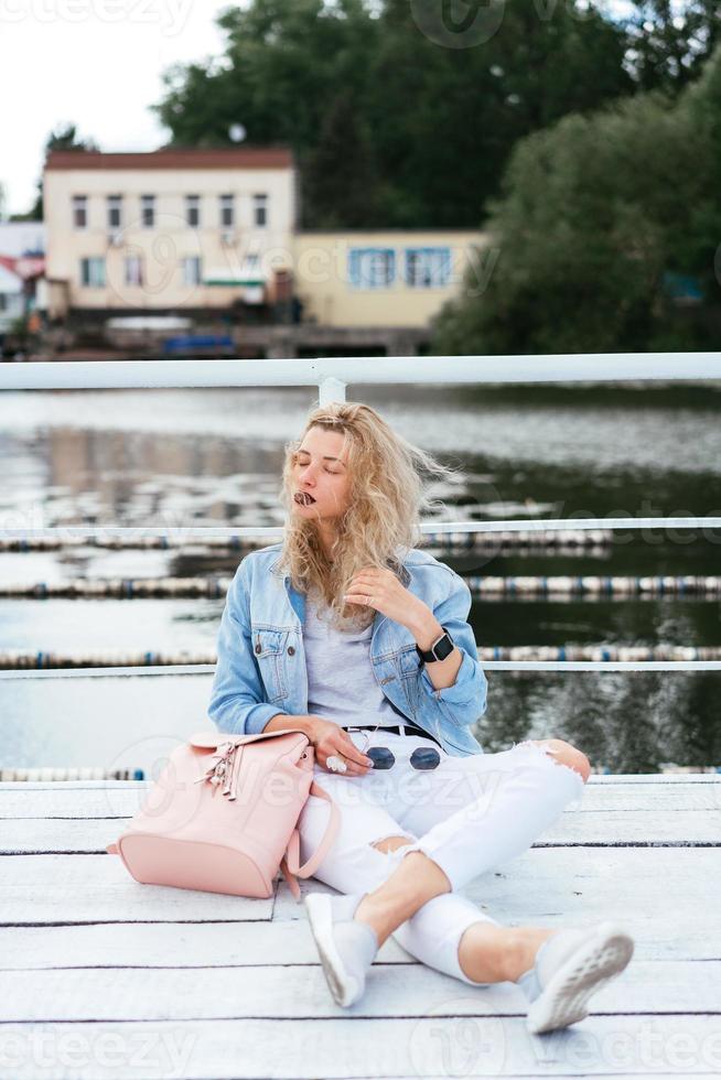 blond kvinna med en väska foto