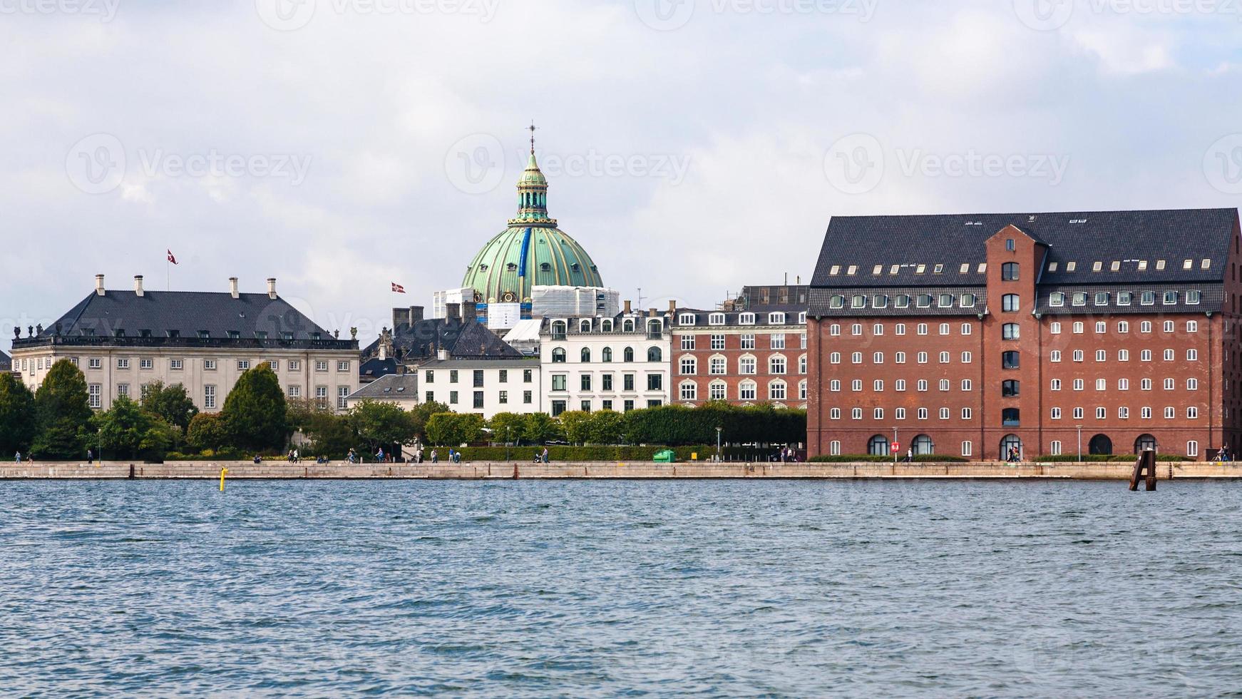 vid vatten i köpenhamn stad i höst foto