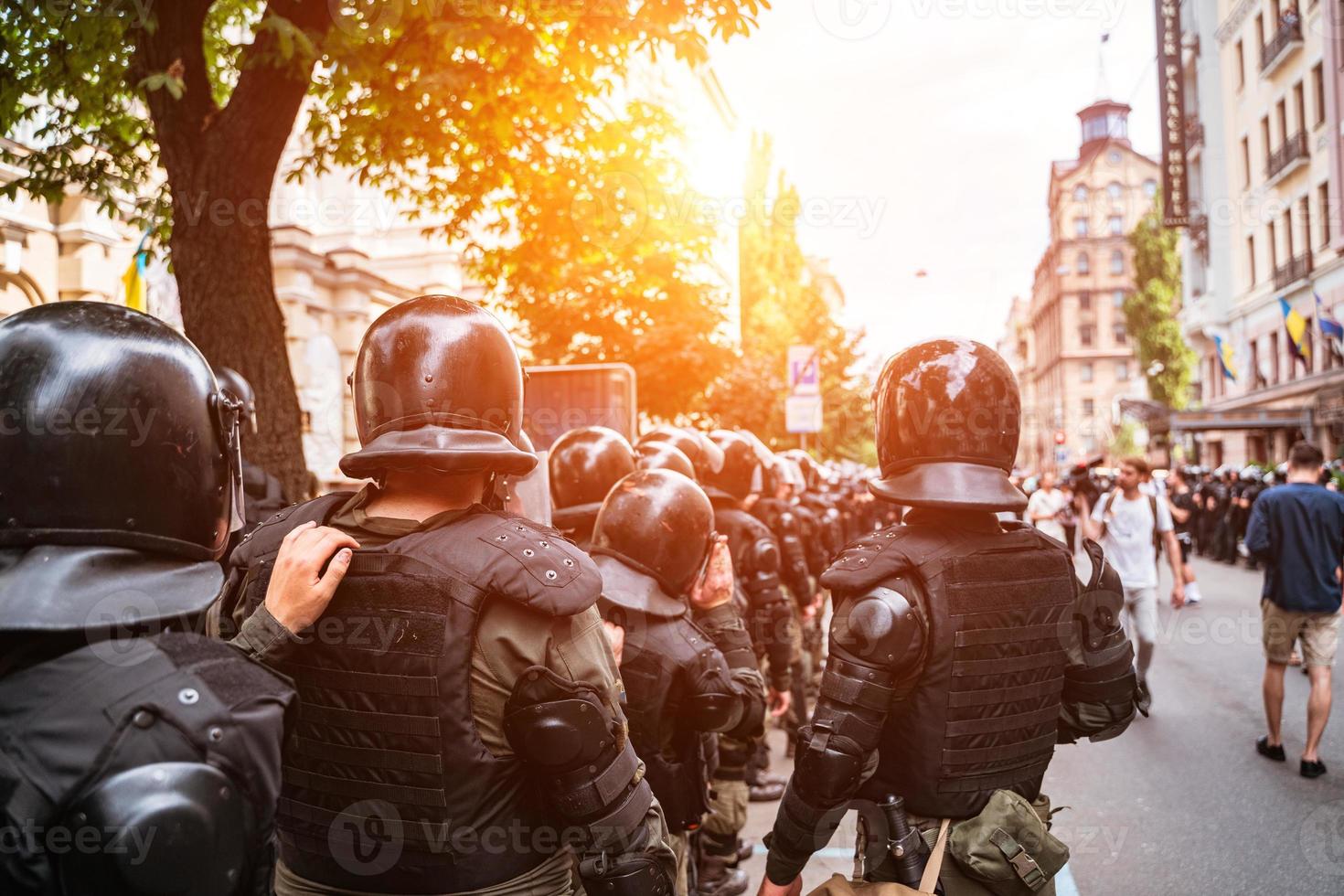 polis tvinga till upprätthålla beställa i de område under de samling foto