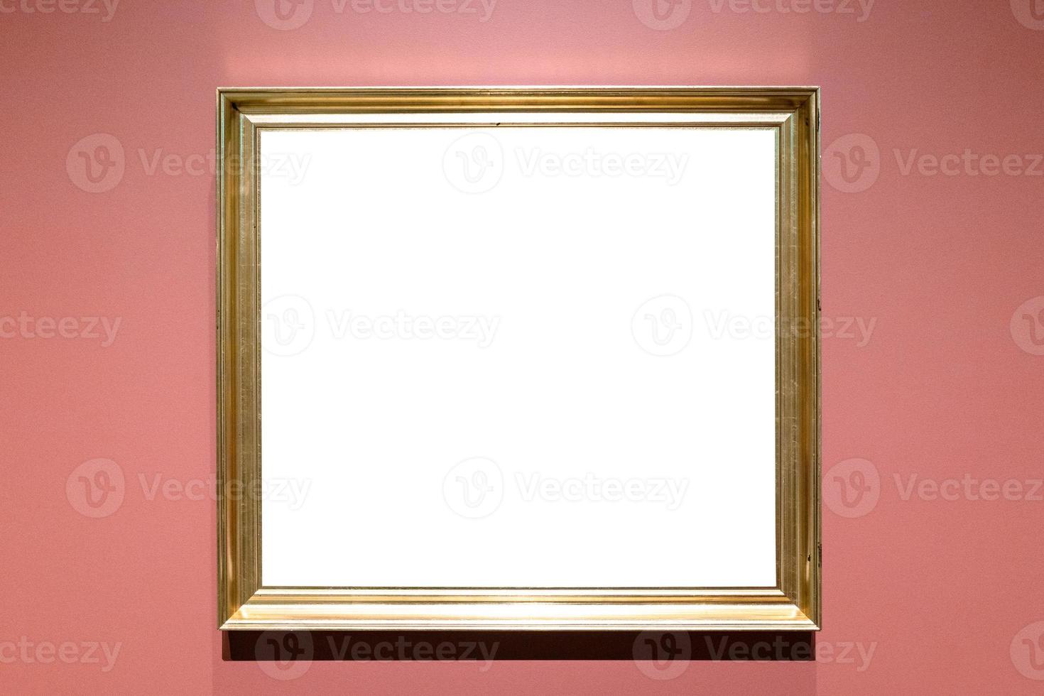 klassisk gyllene bild ram på rosa vägg foto