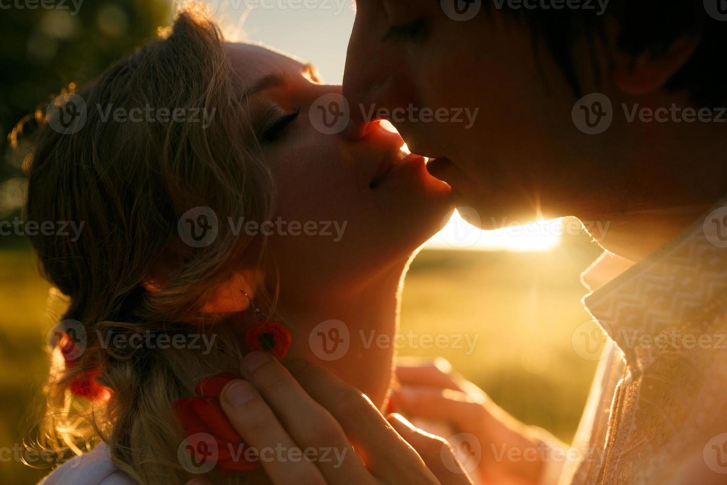 par kissing på de solnedgång foto