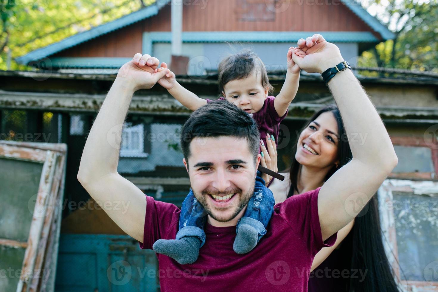 ung familj med en barn på de natur foto