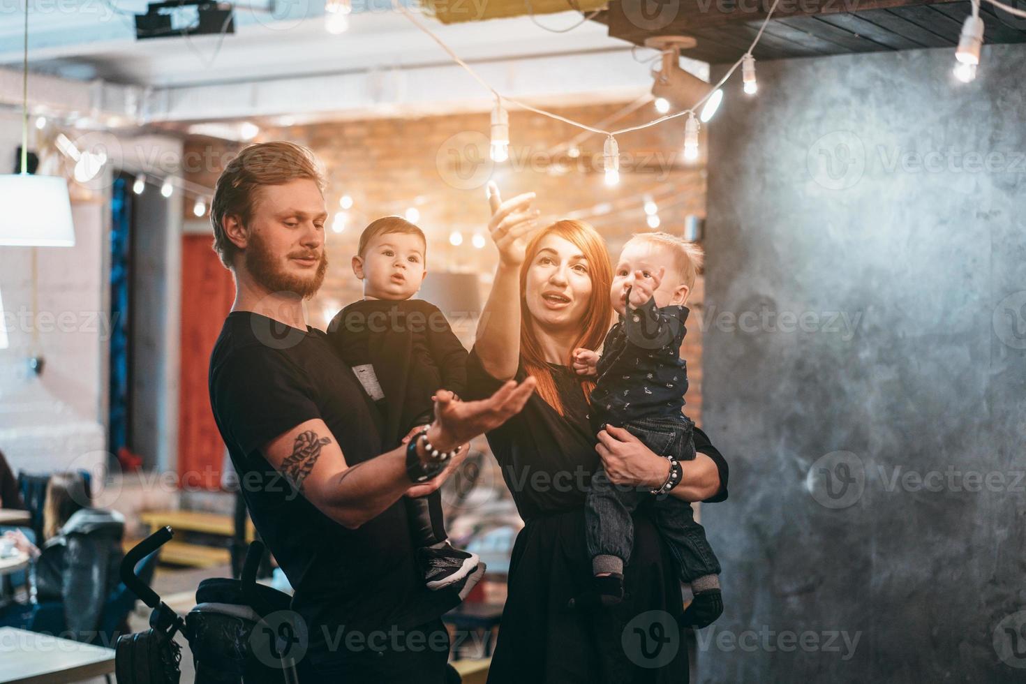 en Lycklig familj spendera tid tillsammans foto