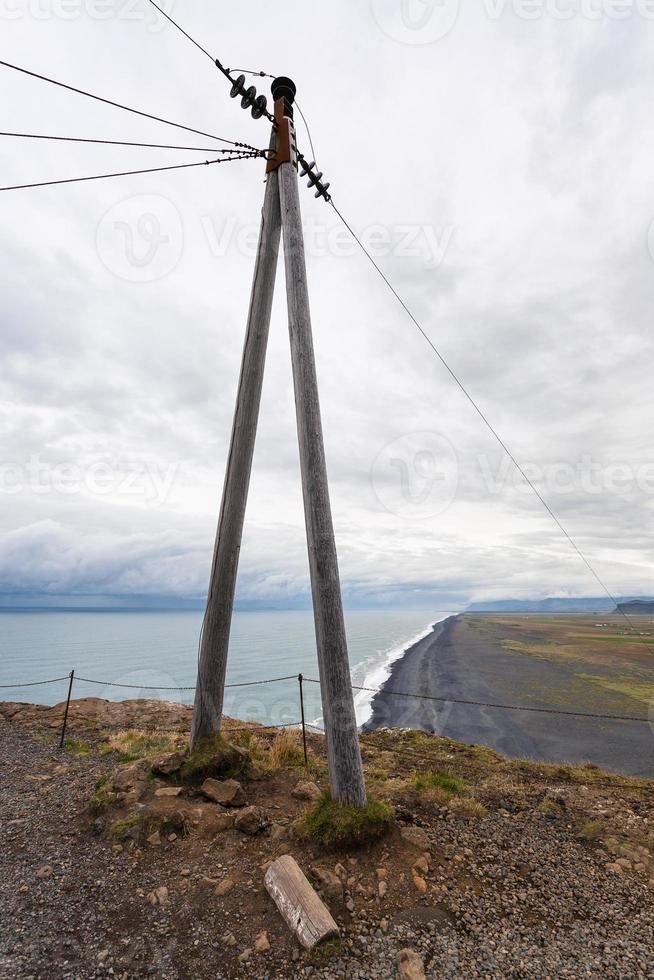 elektrisk tråd posta på dyrholaey cape i island foto