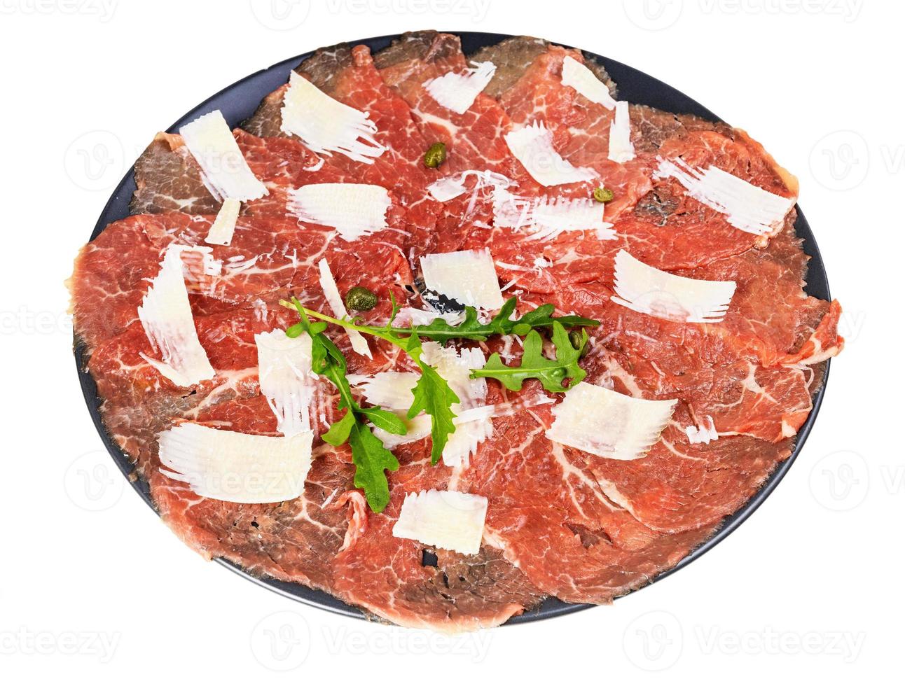 del av carpaccio maträtt på svart tallrik isolerat foto