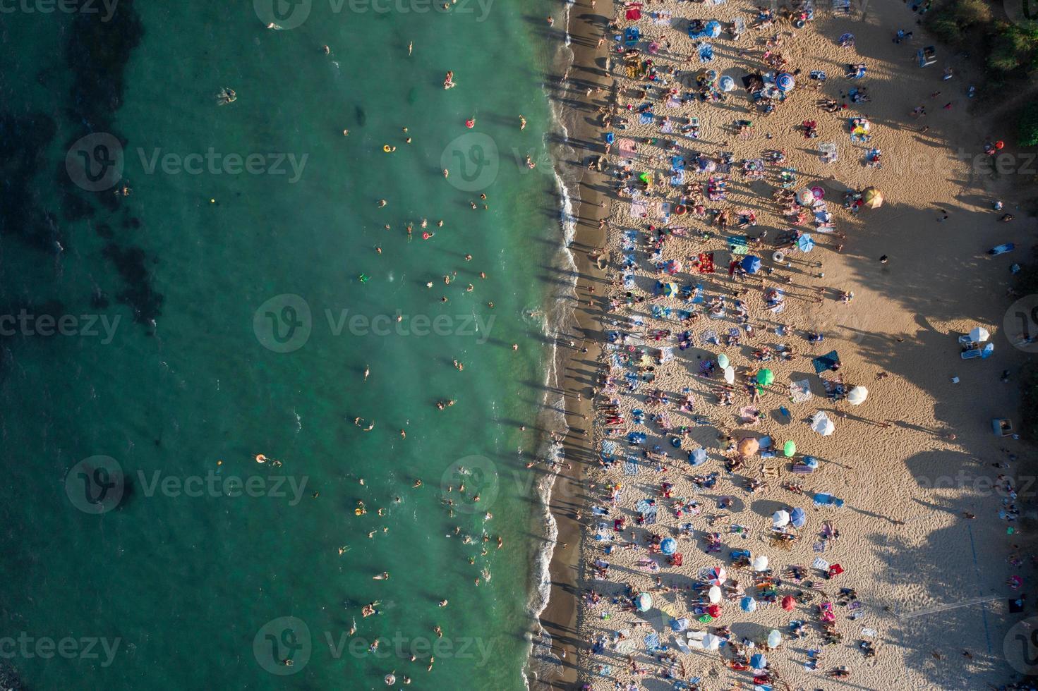 antenn se av folkmassan av människor på de strand foto