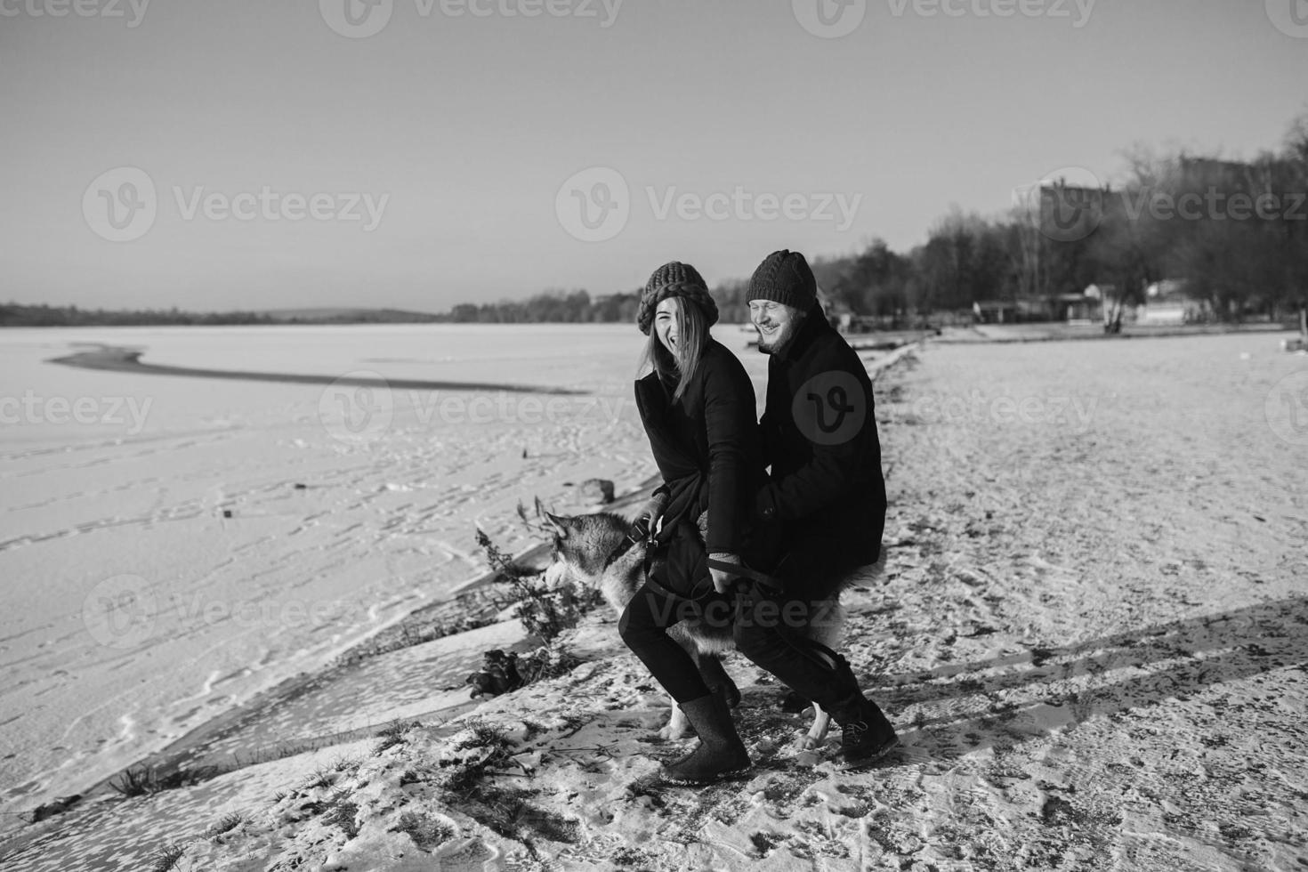 ung par på de strand under vinter- foto