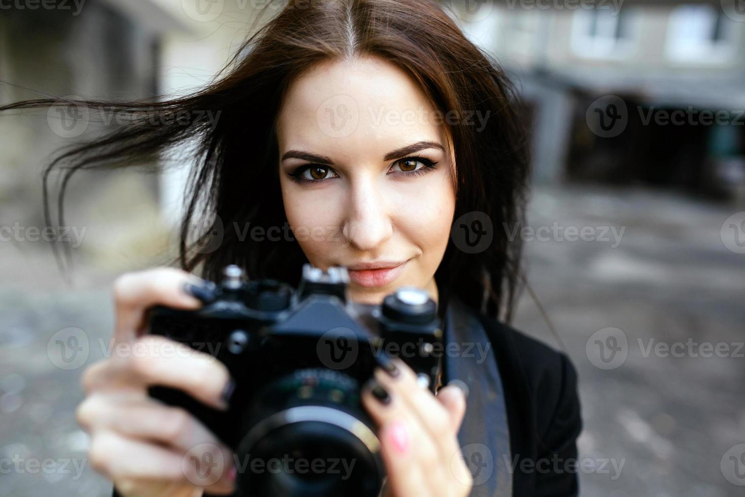 skön kvinna fotograf Framställ med kamera foto