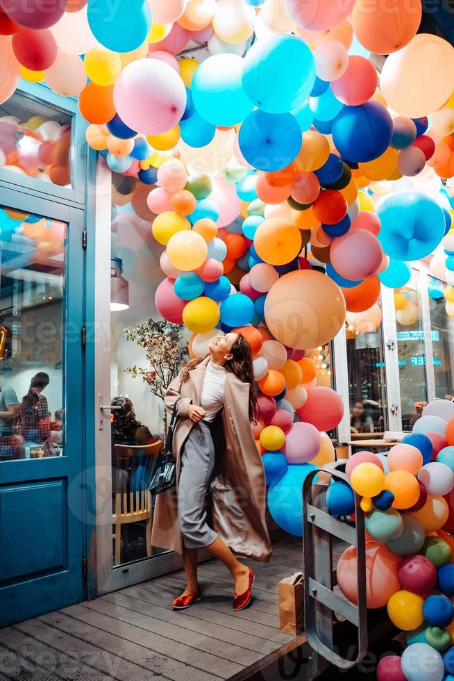 kvinna på de bakgrund av trä- dörr med ballonger foto