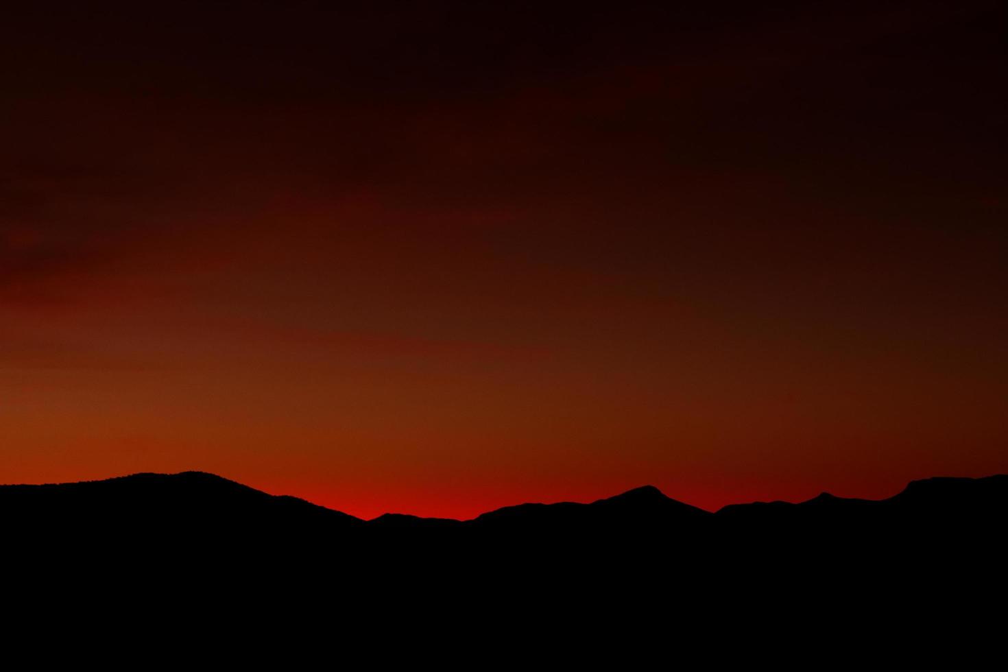 mörk röd solnedgång foto