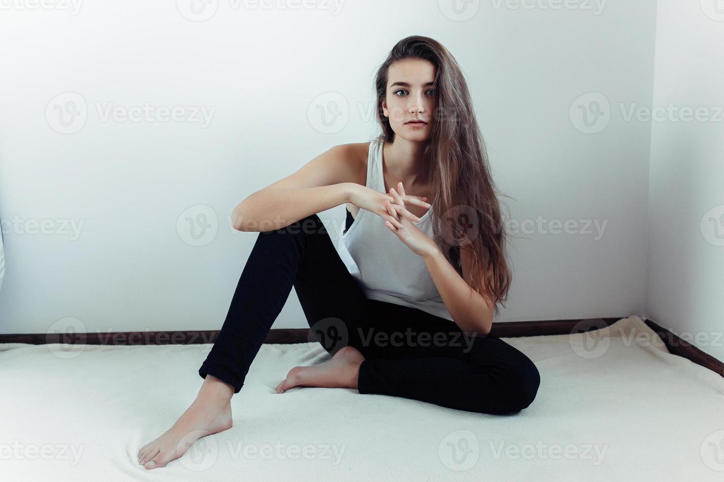 ung skön kvinna modellering foto