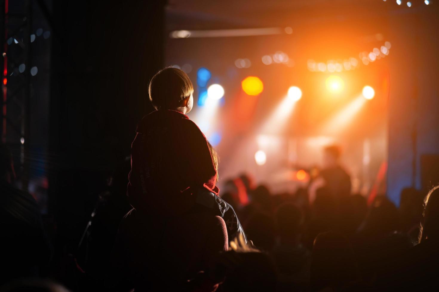 Foto av många människor njuter sten konsert i nattklubb