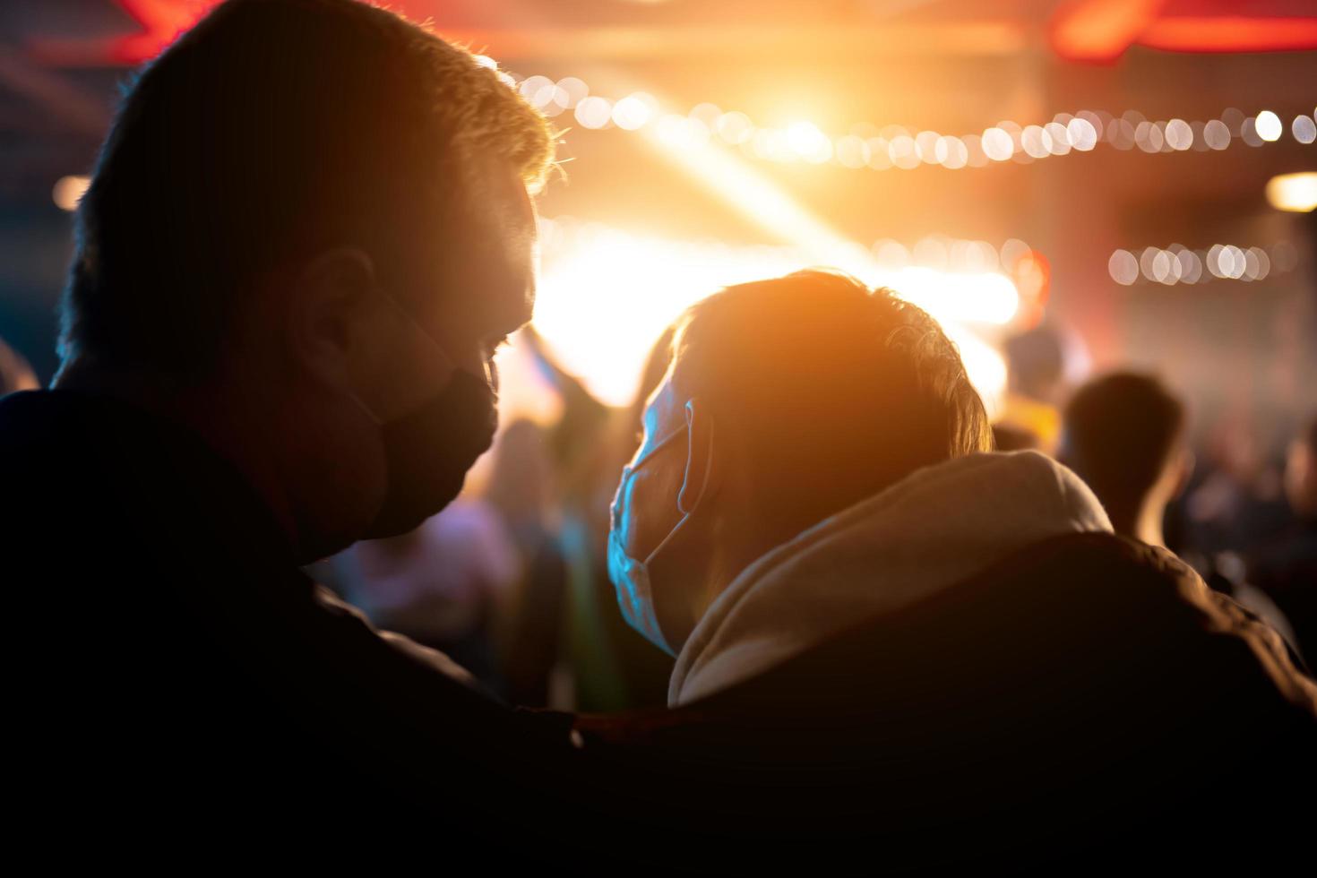 Foto av många människor njuter sten konsert i nattklubb