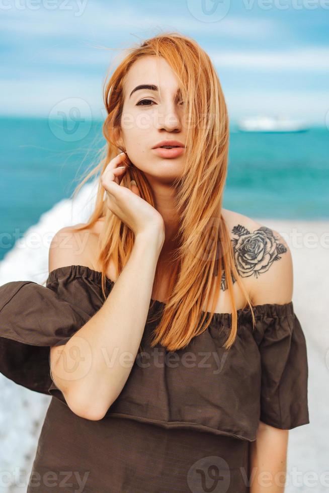 ung kvinna med röd hår Framställ på de kamera foto