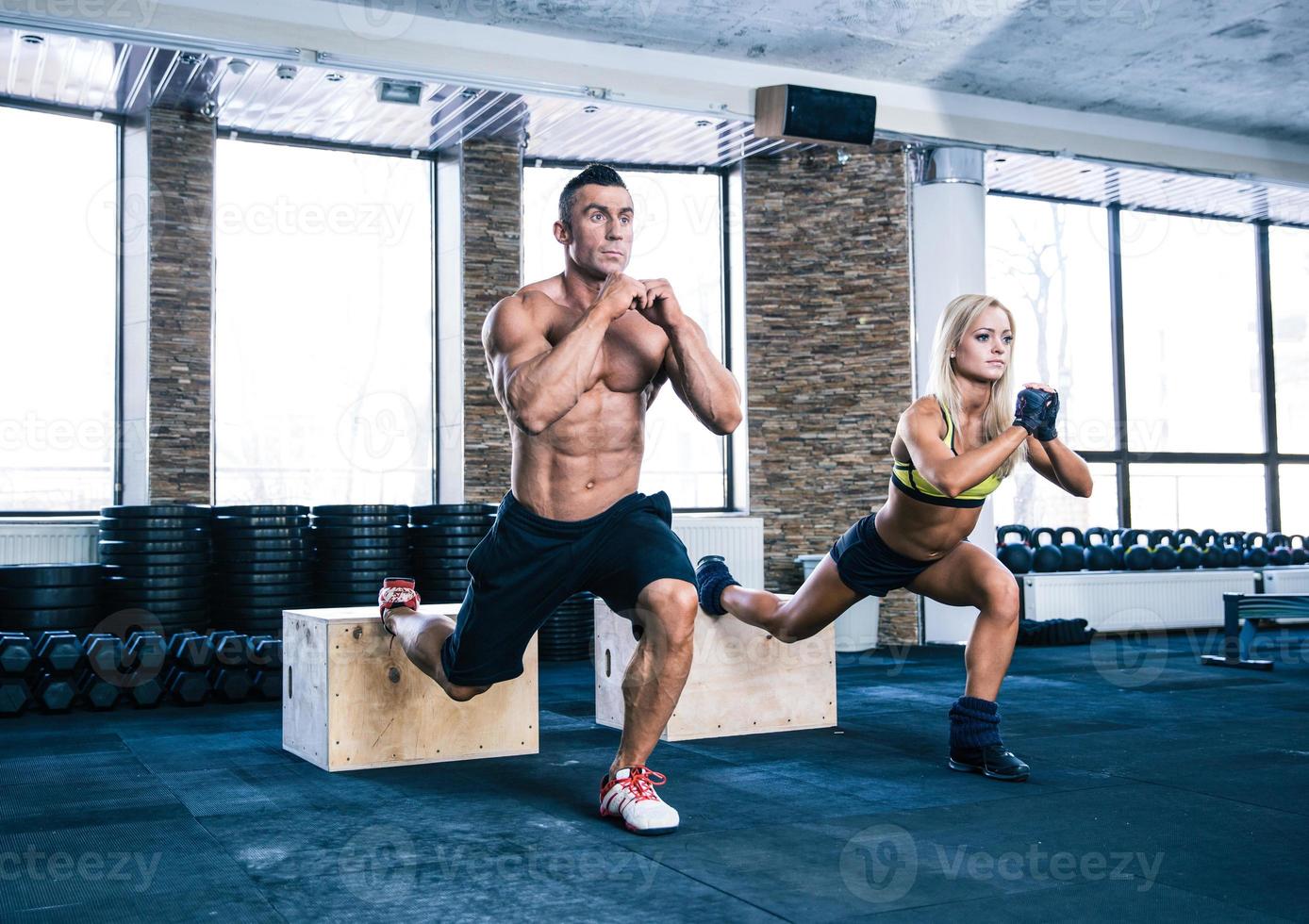 kvinna och man som tränar på gymmet foto