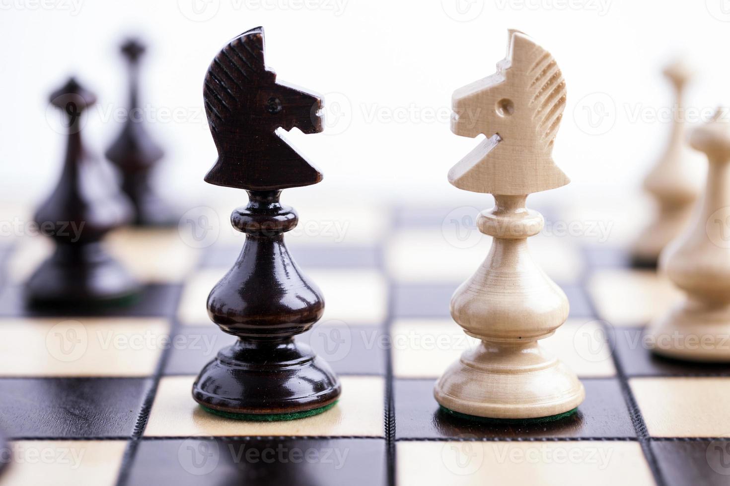 schackstycken på ett schackbräde. foto