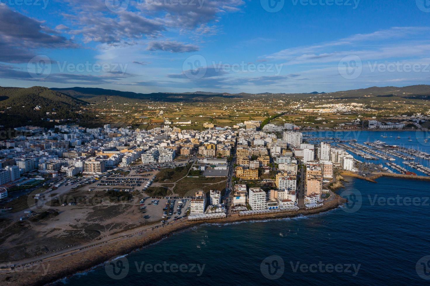 landskap i marina bukt, hav, byggnader i stad. foto