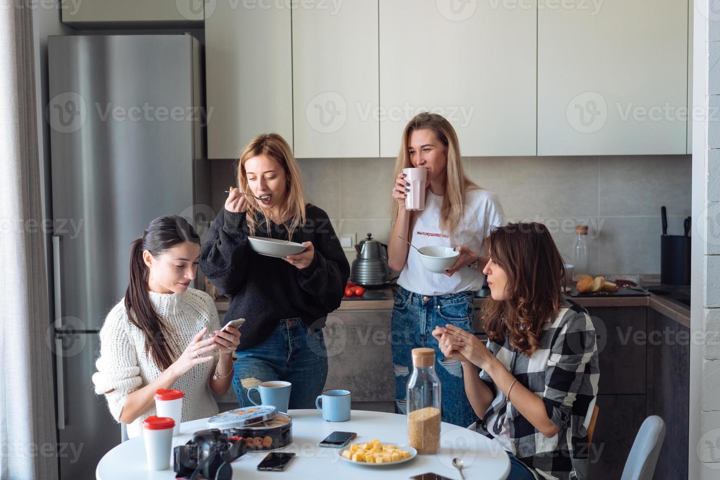 grupp av kvinnor i de kök foto