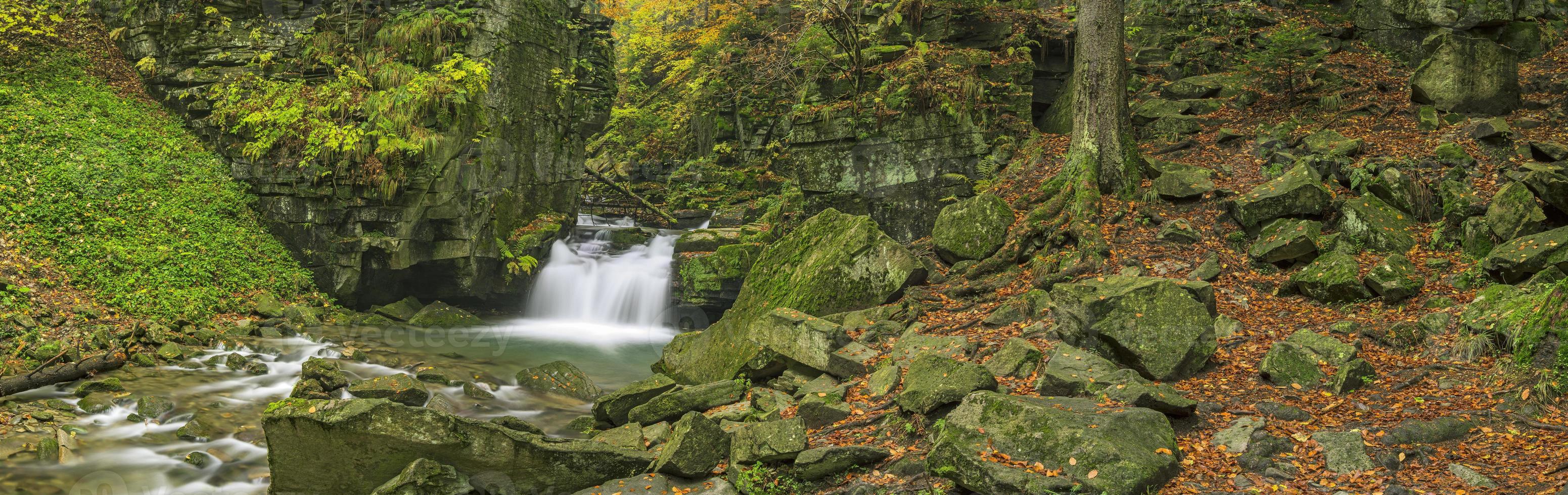 panorama av höst vattenfall foto