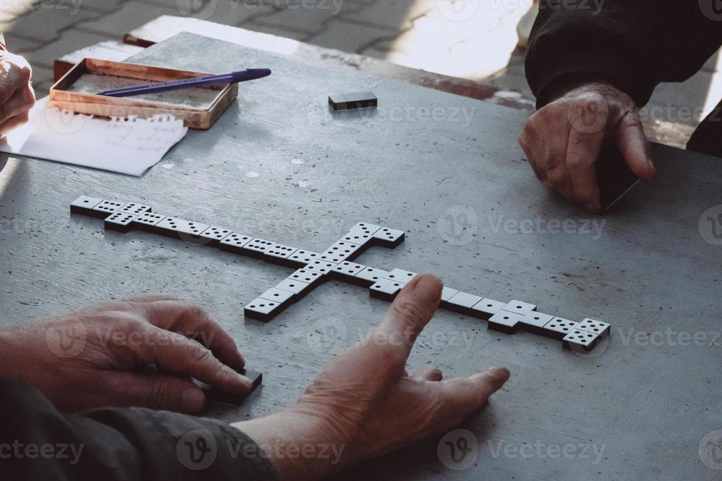 människor spelar de domino spel i de parkera foto