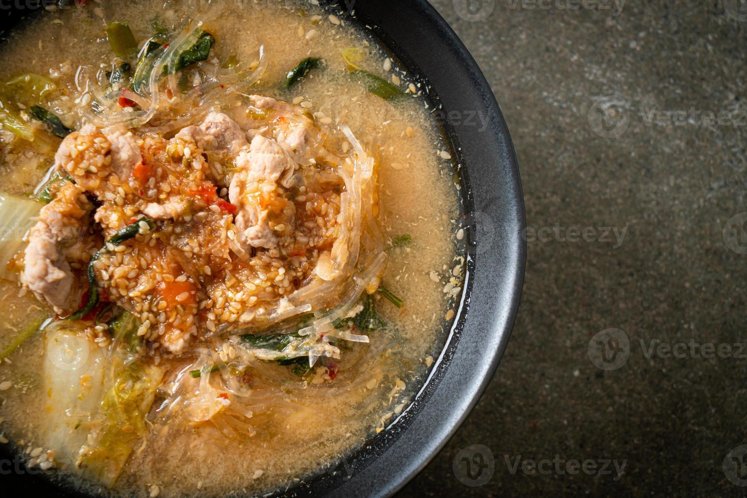 sukiyaki soppa med fläsk i thailändsk stil foto