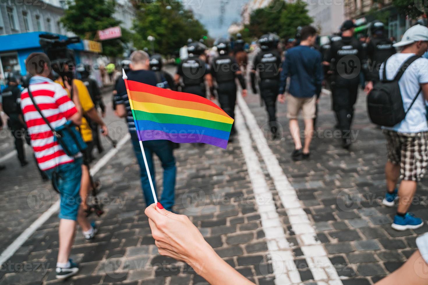 hand håll en Gay HBTQ flagga på HBTQ Gay stolthet parad festival foto