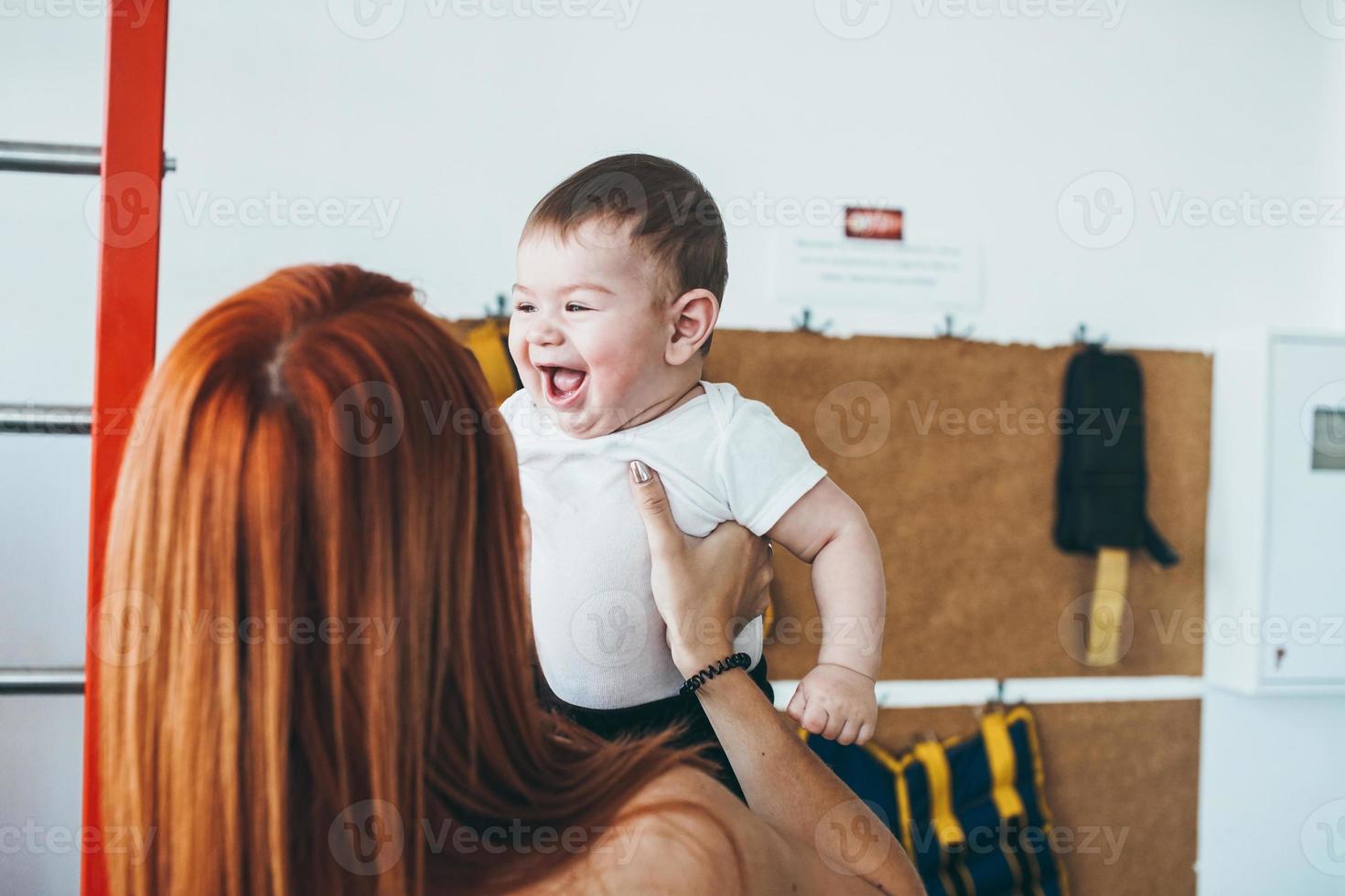 ung mor med henne ung son i de Gym foto