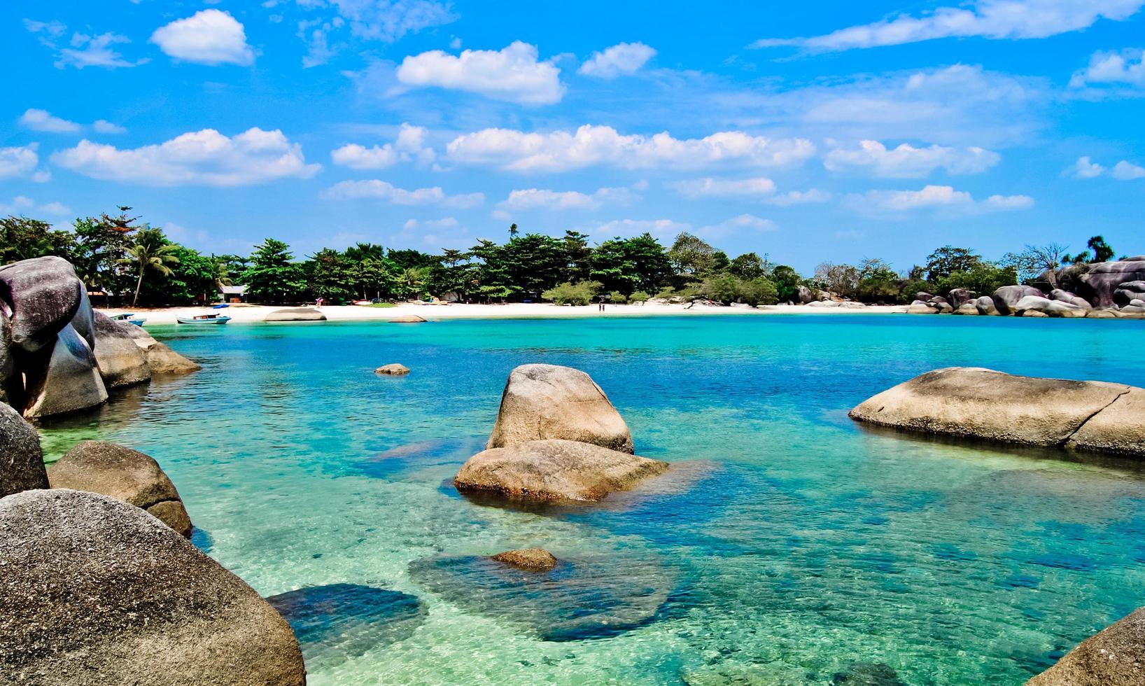 de skönhet av tanjung tinggi strand, laskar pelangi, belitung, indonesien foto