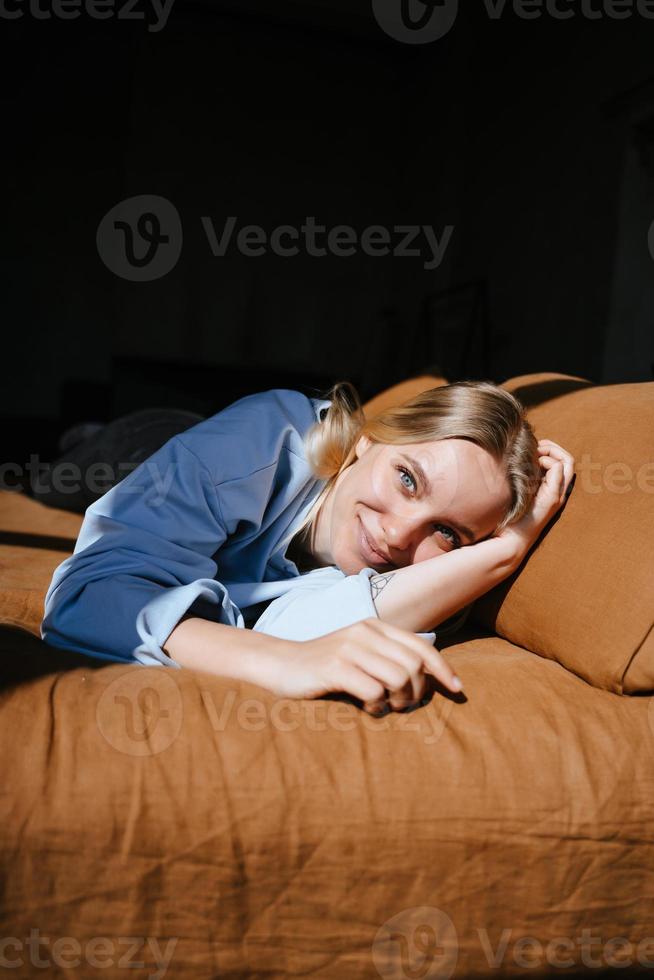skön ung flicka liggande på de säng foto