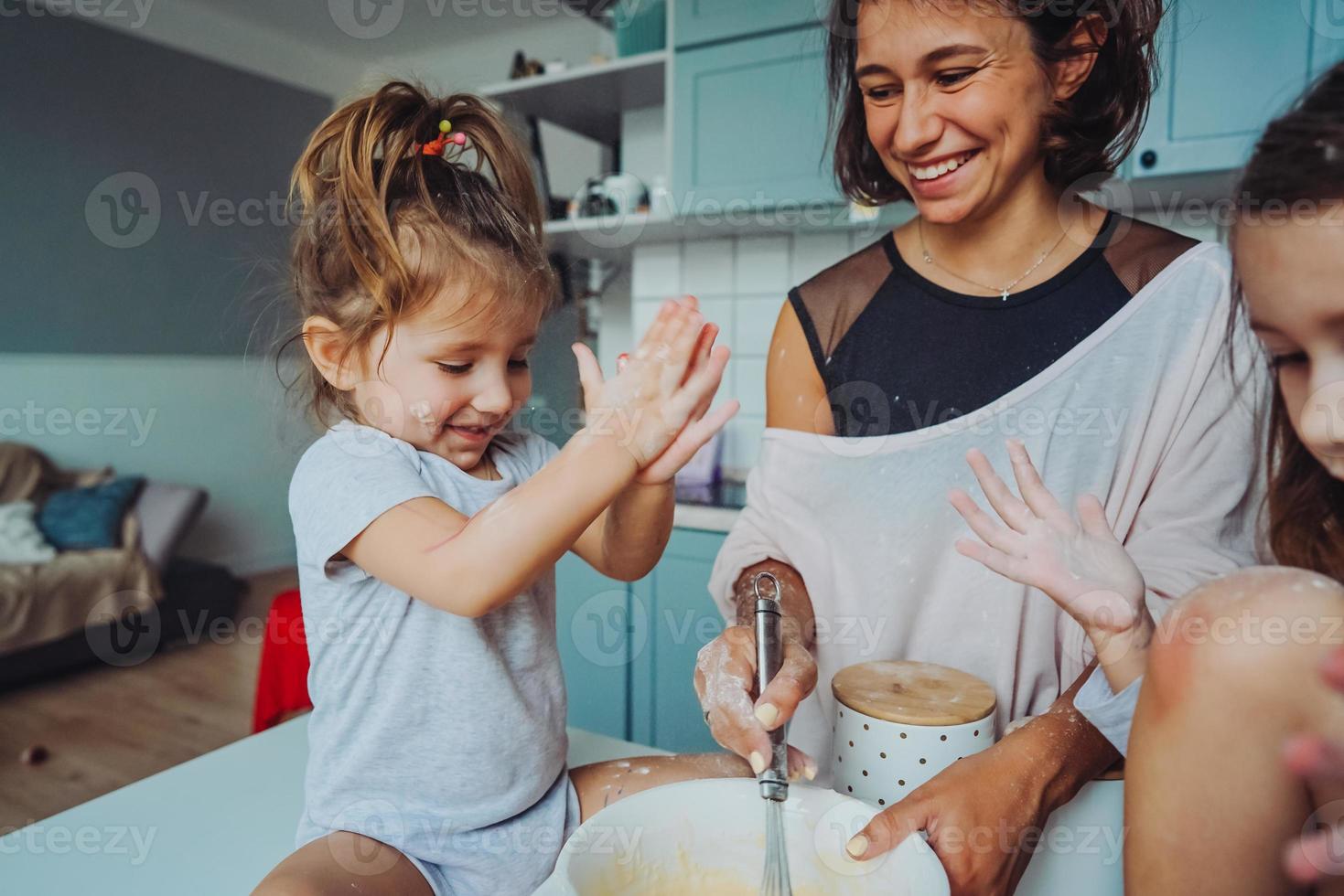 Lycklig familj laga mat tillsammans i de kök foto