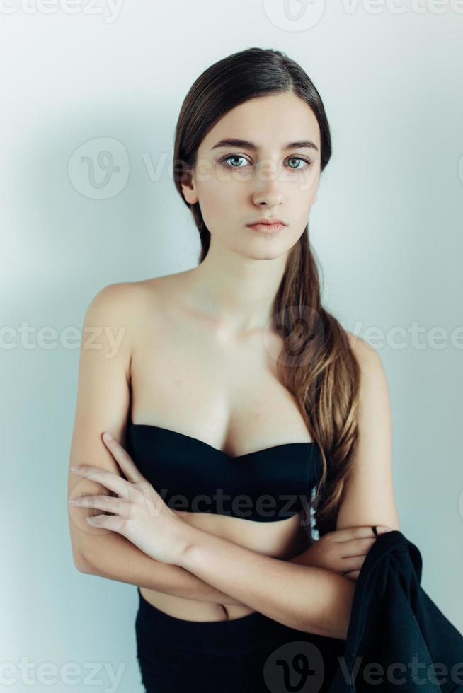 ung skön kvinna modellering foto
