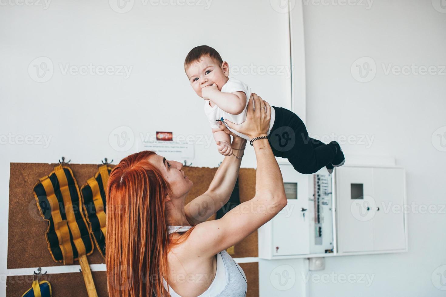 ung mor med henne ung son i de Gym foto