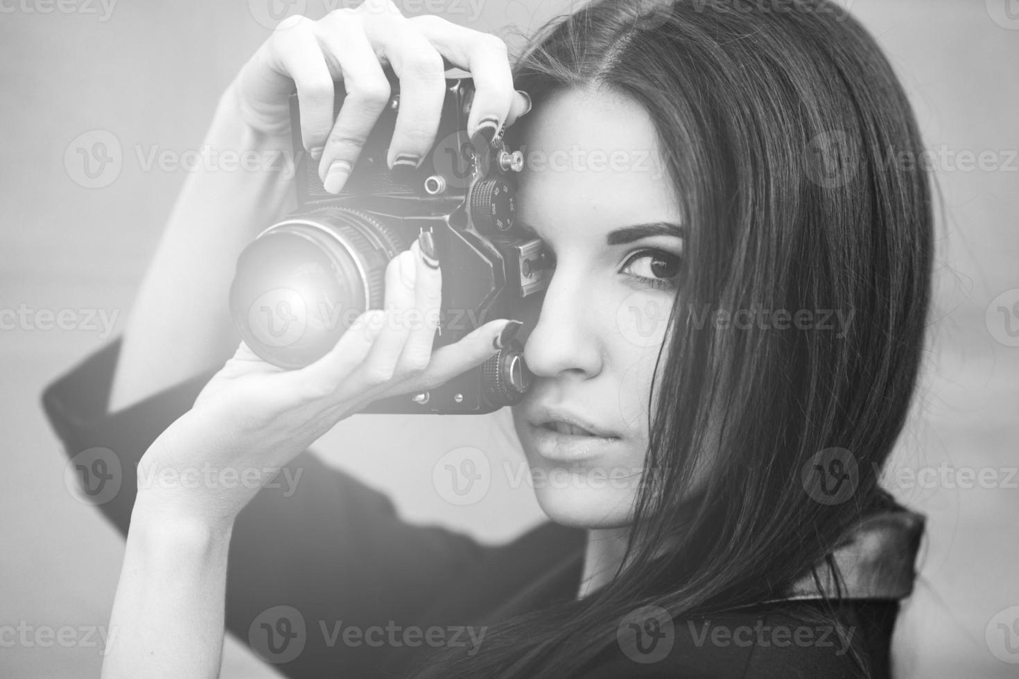 skön kvinna fotograf Framställ med kamera foto