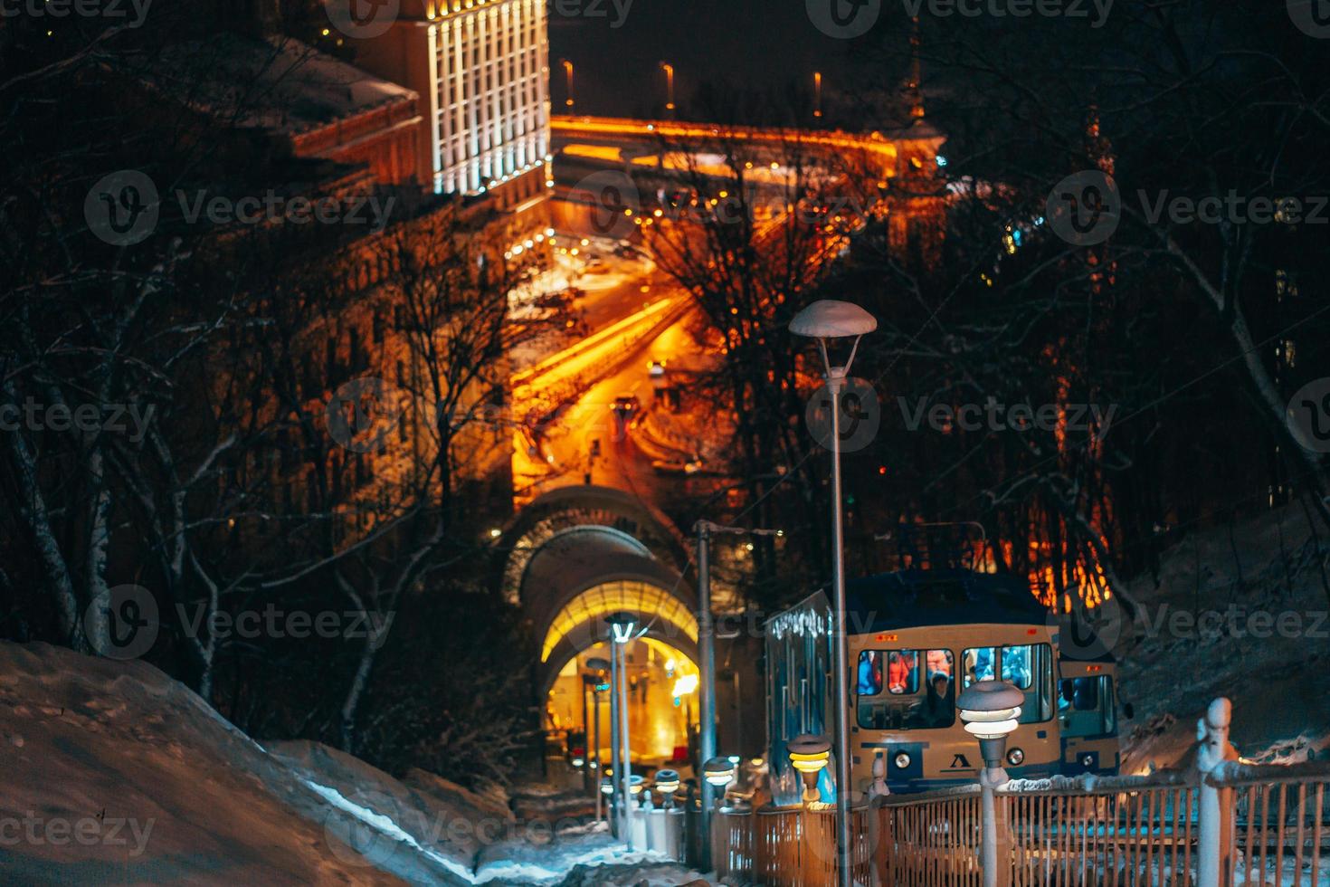 de linbana på Vladimirs kulle, i de bakgrund natt kiev foto