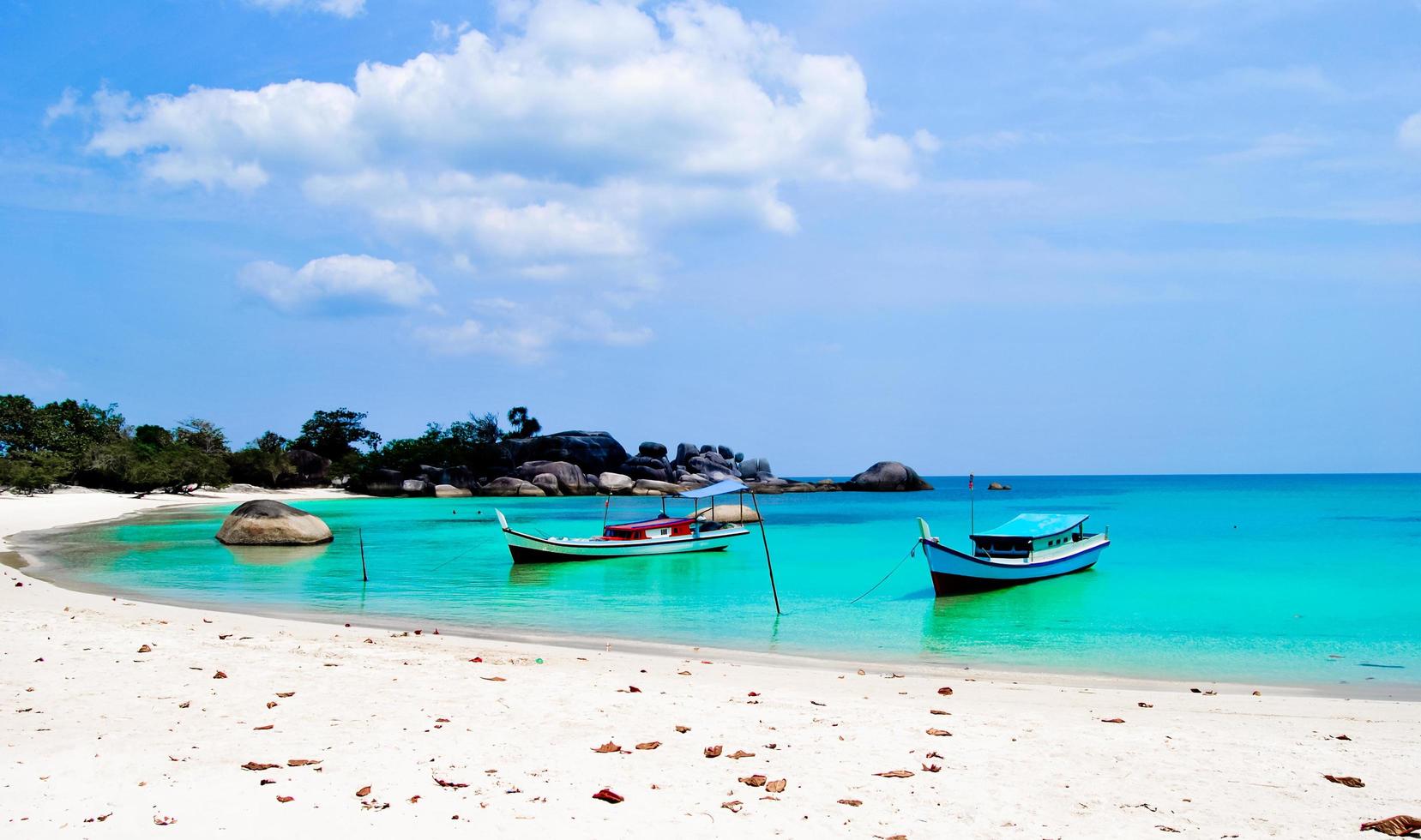 de skönhet av tanjung tinggi strand, laskar pelangi, belitung, indonesien foto