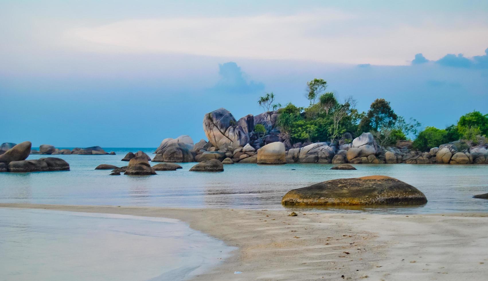 de skönhet av tanjung tinggi strand, laskar pelangi, belitung, indonesien foto