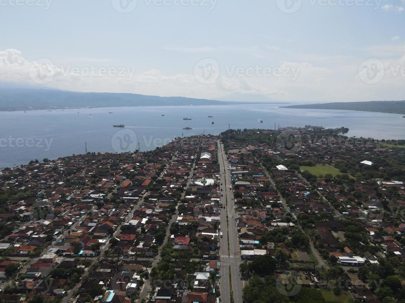 antenn se av gilimanuk by nära hamn och bali hav indonesien foto
