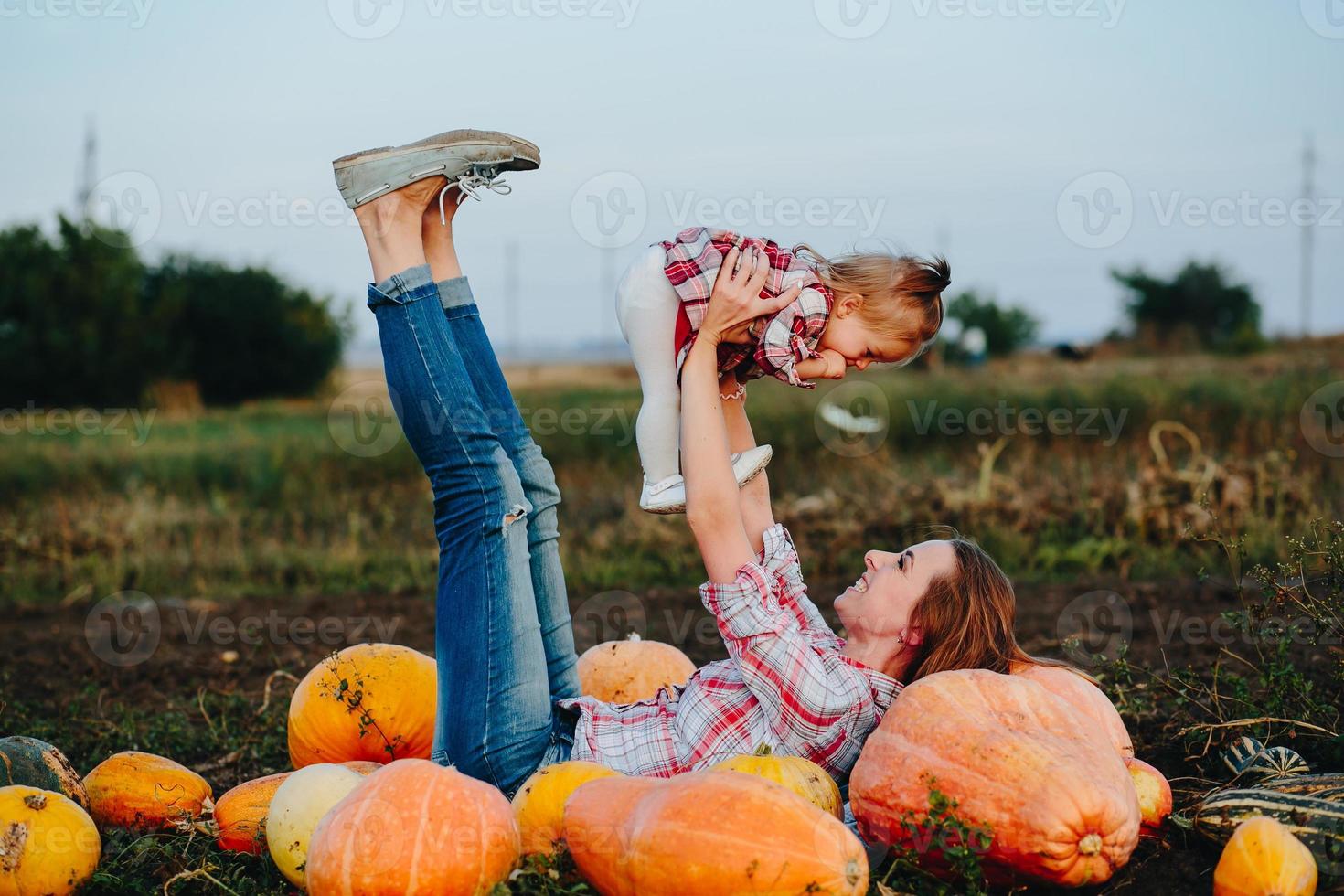 mor och dotter lögn mellan pumpor foto