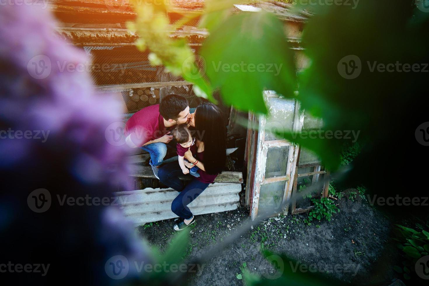 ung familj med en barn på de natur foto