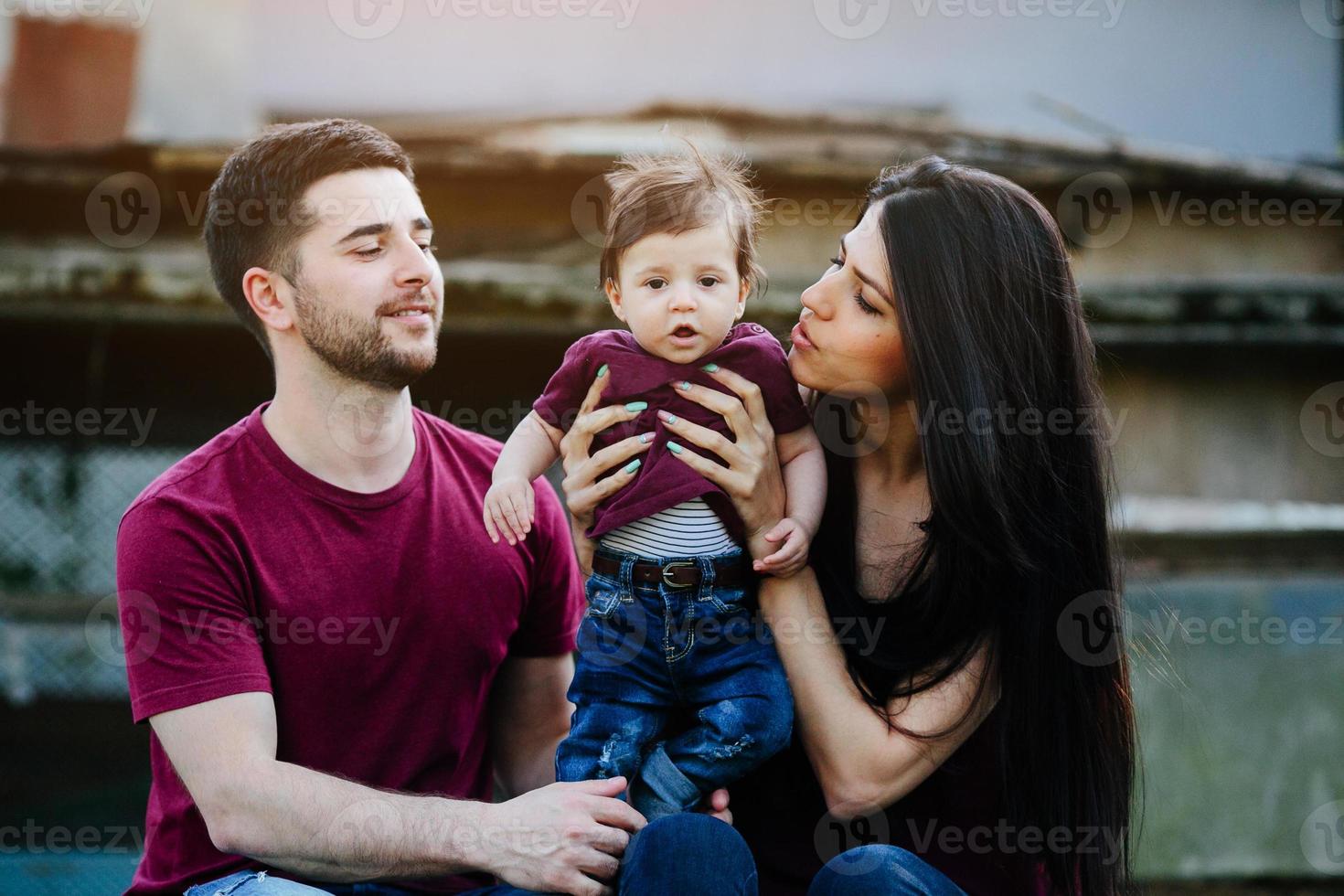 ung familj med en barn på de natur foto