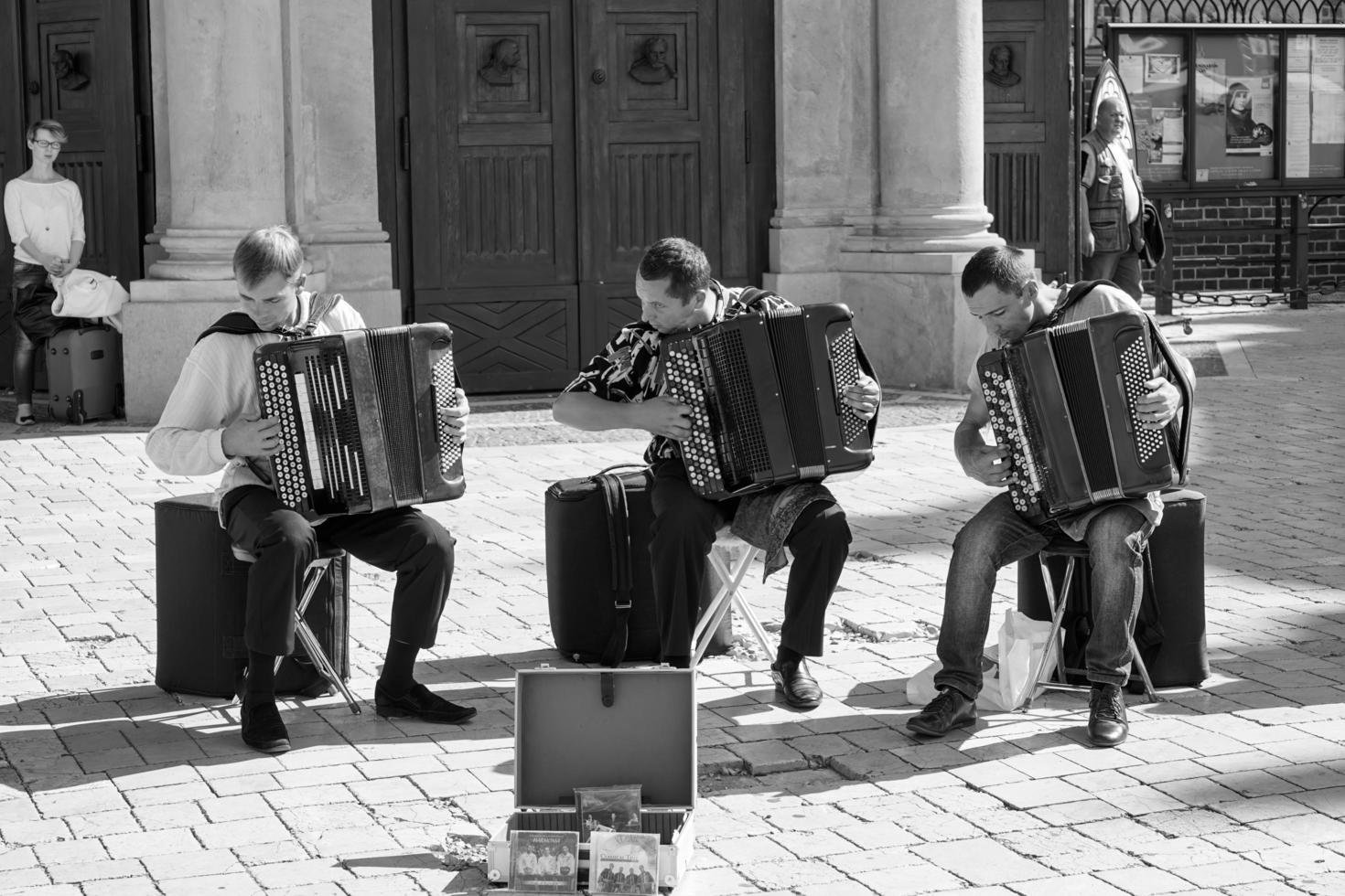 Krakow, polen - september 19. busking i de huvud marknadsföra fyrkant i Krakow, polen på september 19, 2014. oidentifierad människor foto