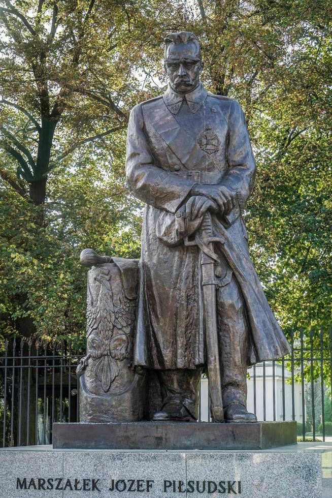 Warszawa, Polen, 2014. staty av marskalk Joseph pilsudski i främre av de belweder palats i Warszawa foto