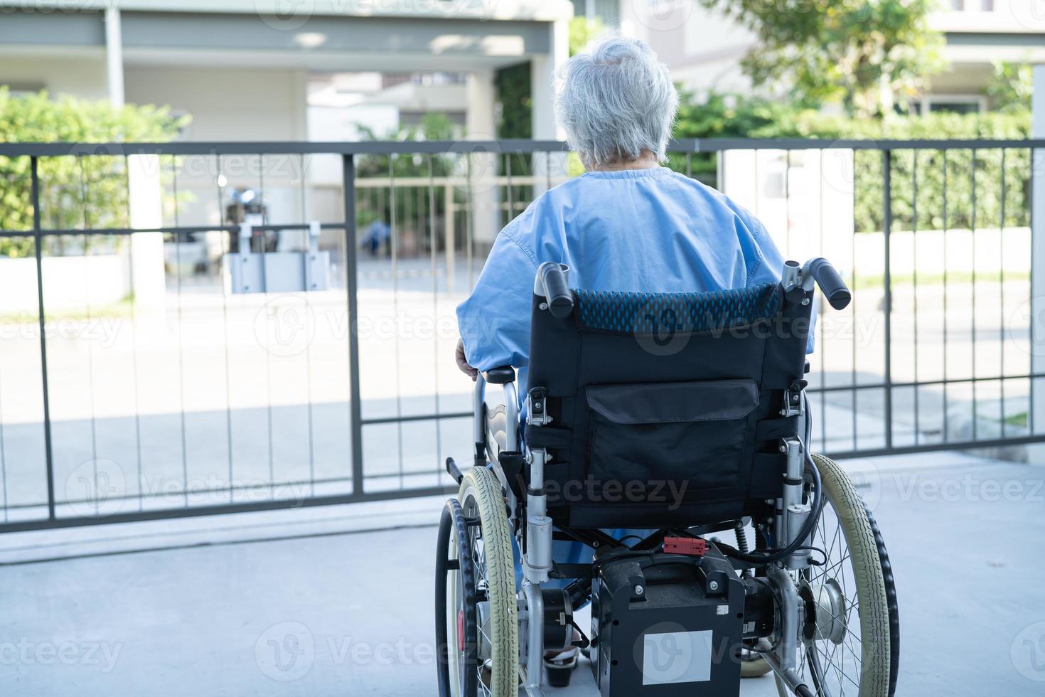 asiatisk senior eller äldre gammal damkvinnapatient på elektrisk rullstol med fjärrkontroll på vårdavdelningen, hälsosamt starkt medicinskt koncept foto