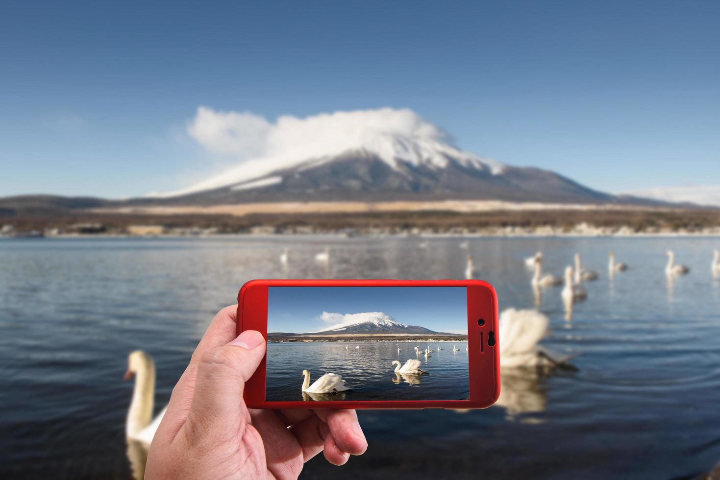 ta Foto montera fuji reflekterad i sjö yamanaka på gryning, japan.